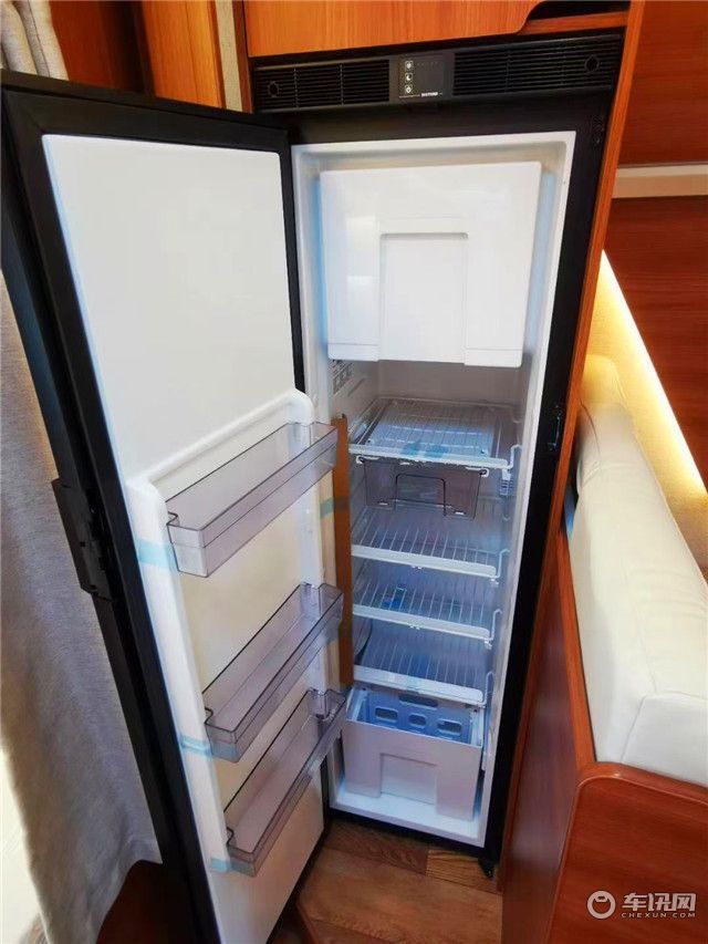 侧拓展舱底座上布置有双排对坐沙发及房车专用大容积冰箱,沙发中央设