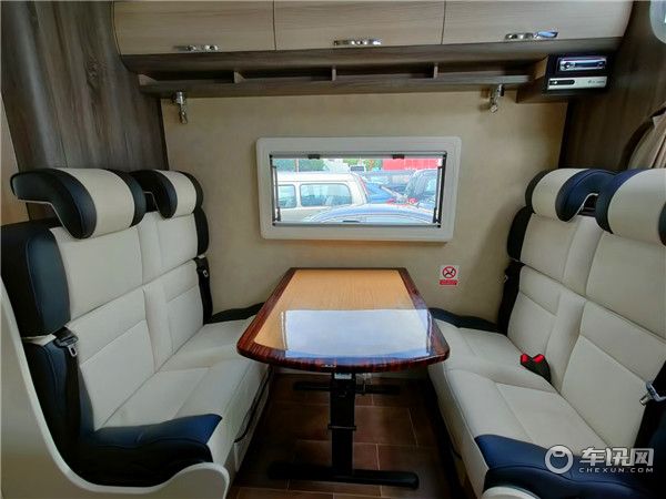 奔驰进口斯宾特C型房车，后拓展双人床展厅现车