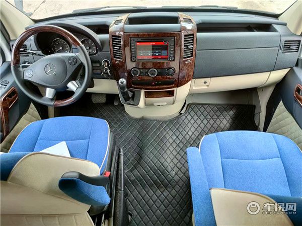 奔驰进口斯宾特C型房车，后拓展双人床展厅现车