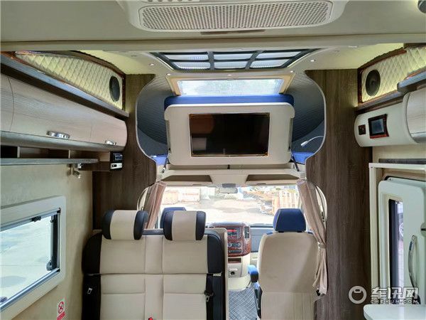 奔驰进口斯宾特C型房车，后拓展双人床展厅现车