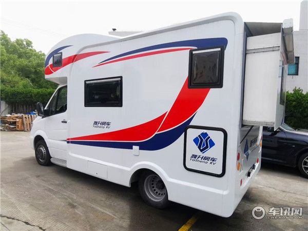 奔驰进口斯宾特C型房车，后拓展双人床展厅现车