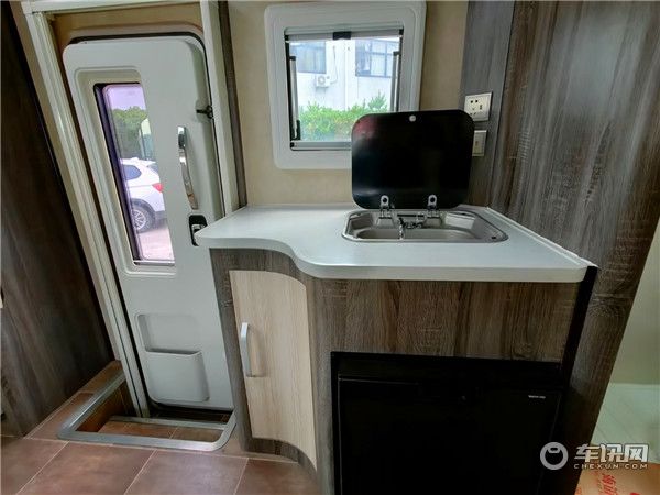 奔驰进口斯宾特C型房车，后拓展双人床展厅现车