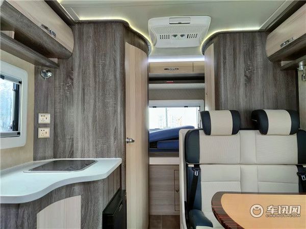 奔驰进口斯宾特C型房车，后拓展双人床展厅现车