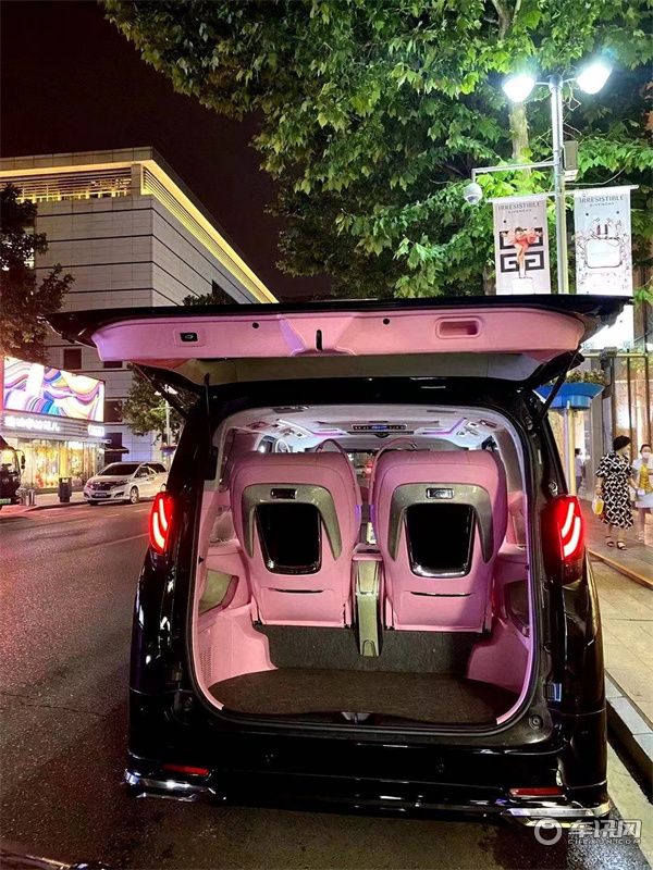 丰田埃尔法商务车，蒙娜丽莎白天鹅高端定制版