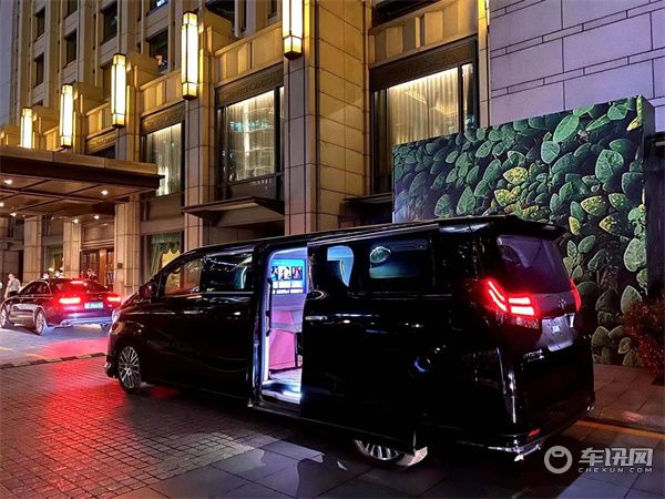 丰田埃尔法商务车，蒙娜丽莎白天鹅高端定制版