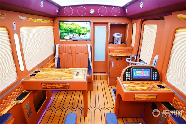 丰田考斯特10座大改装，尊贵奢华气息明显，喜欢吗