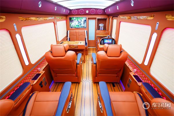 丰田考斯特10座大改装，尊贵奢华气息明显，喜欢吗