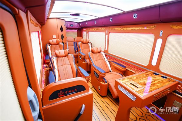 丰田考斯特10座大改装，尊贵奢华气息明显，喜欢吗