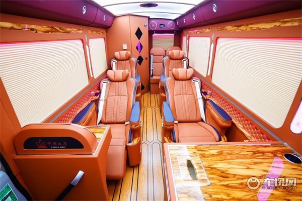 丰田考斯特10座大改装，尊贵奢华气息明显，喜欢吗