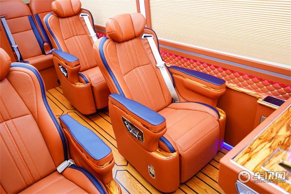 丰田考斯特10座大改装，尊贵奢华气息明显，喜欢吗