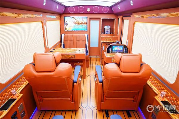 丰田考斯特10座大改装，尊贵奢华气息明显，喜欢吗