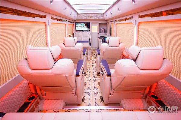 丰田考斯特12座豪华商务车，接待出行首选，私属定制彰显品味