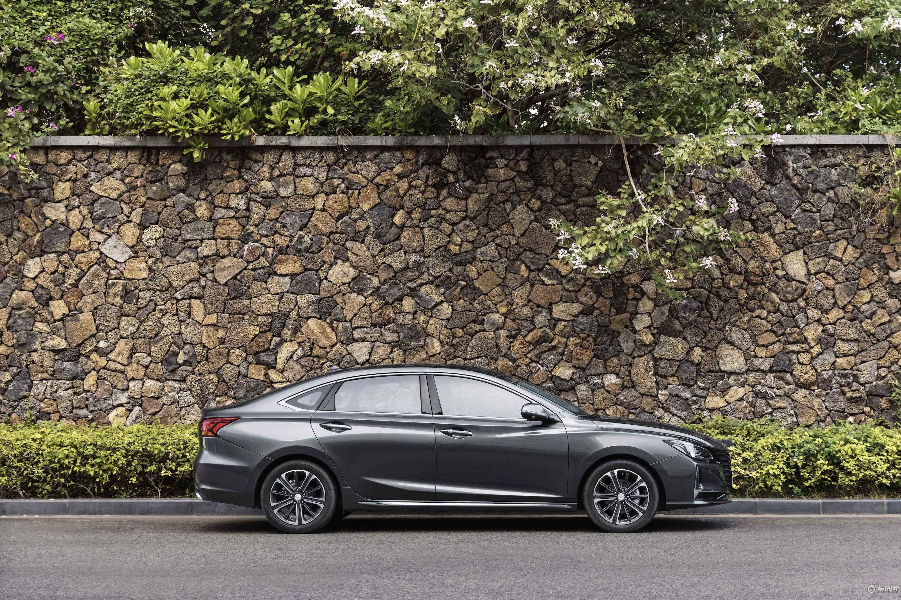 62L的油箱，能跑1000公里，这样的轿车，你见过吗？