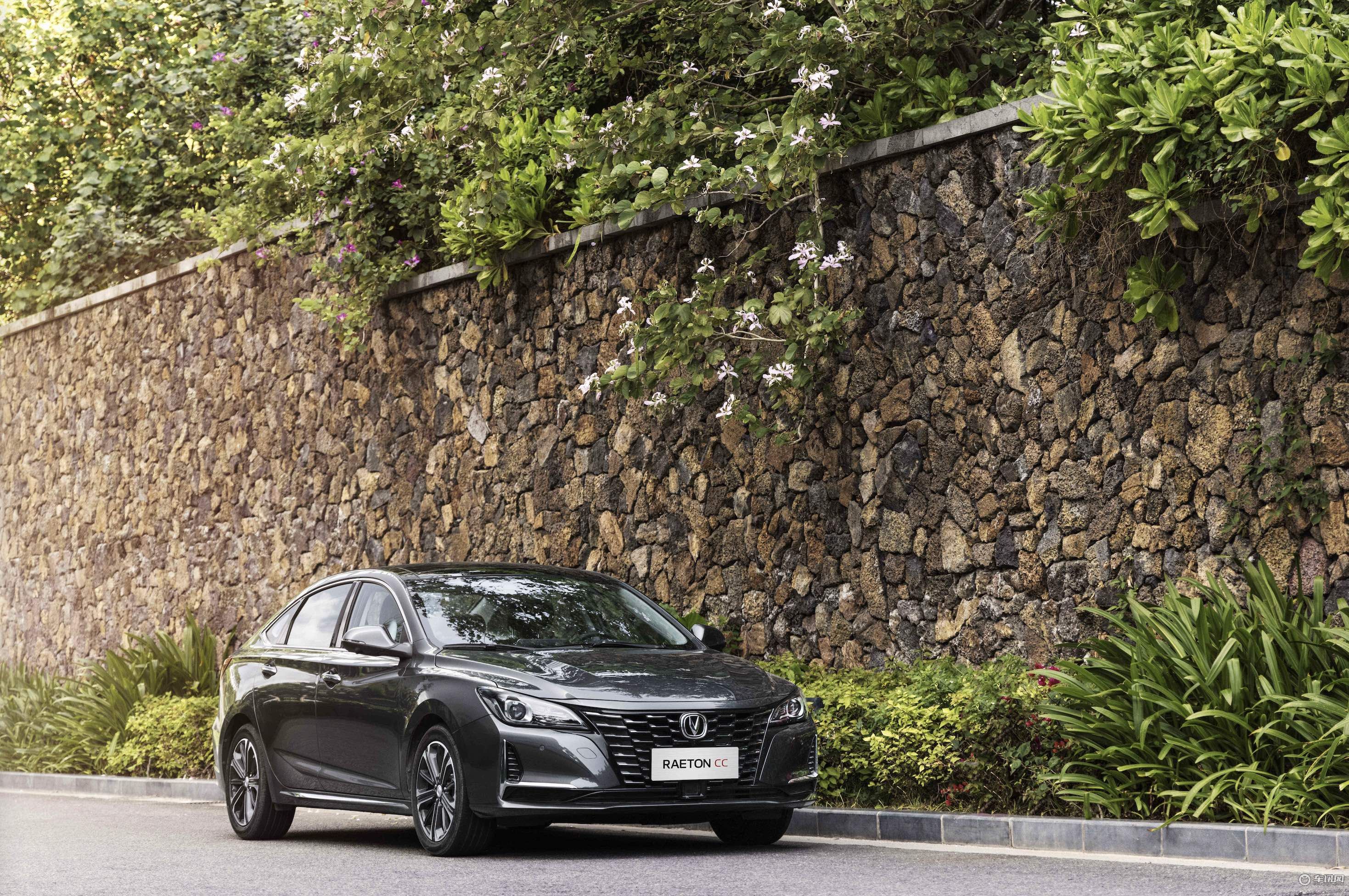 62L的油箱，能跑1000公里，这样的轿车，你见过吗？