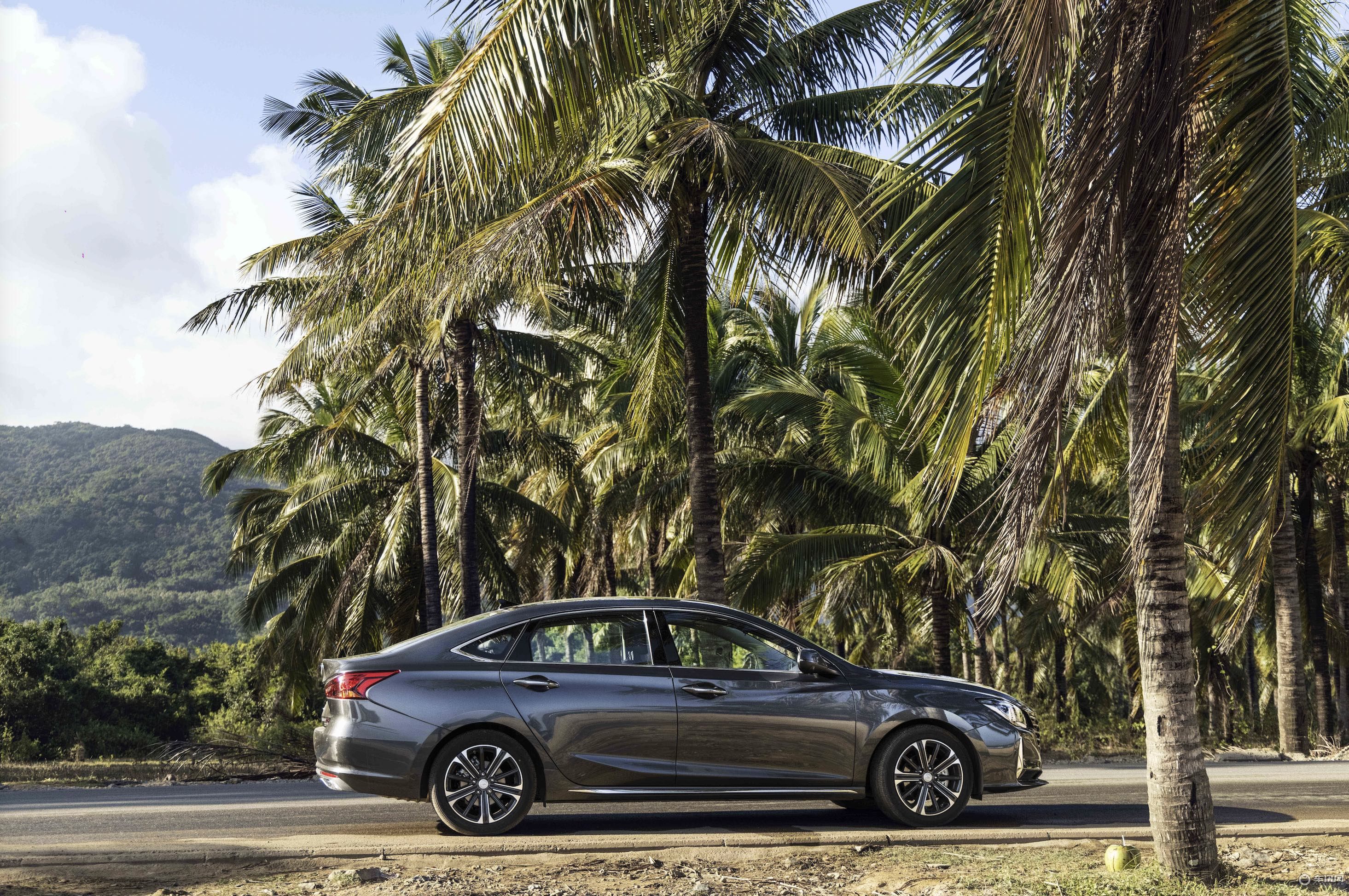 62L的油箱，能跑1000公里，这样的轿车，你见过吗？