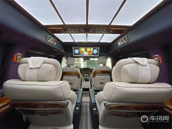 奔驰v260高顶版本商务车，满足日常的娱乐需求，也能坐得下！