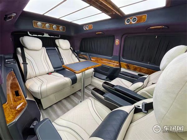 奔驰v260高顶版本商务车，满足日常的娱乐需求，也能坐得下！