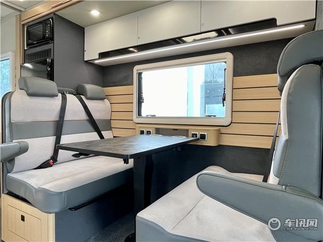 宇通C530依维柯双拓展房车，配置齐全豪华内饰，49.8w起售