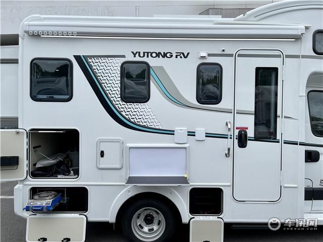 宇通C530依维柯双拓展房车，配置齐全豪华内饰，49.8w起售
