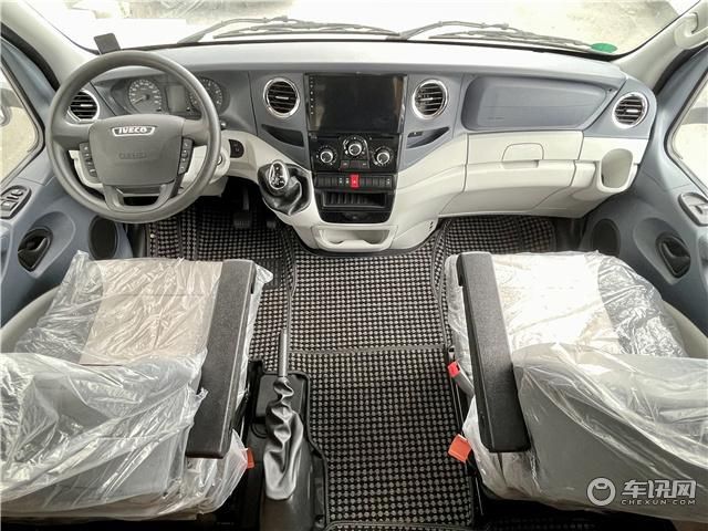 宇通C530依维柯双拓展房车，配置齐全豪华内饰，49.8w起售