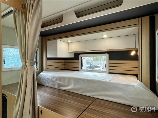 宇通C530依维柯双拓展房车，配置齐全豪华内饰，49.8w起售