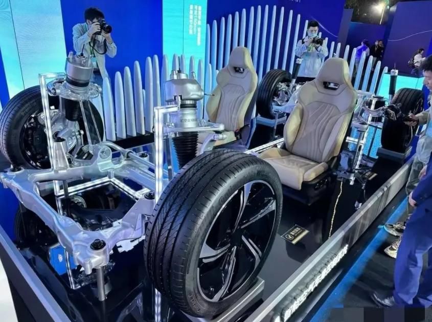 “会跳的汽车”，比亚迪云辇究竟有多强？