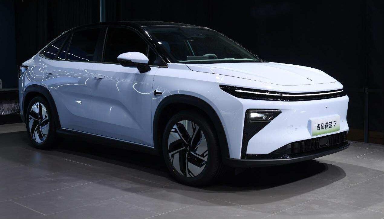 “双擎”同驱 吉利睿蓝7、睿蓝9引爆上海国际车展