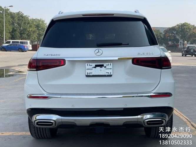 迈巴赫GLS600 颜色:极地白/玛奇朵米红双拼最新报价220万