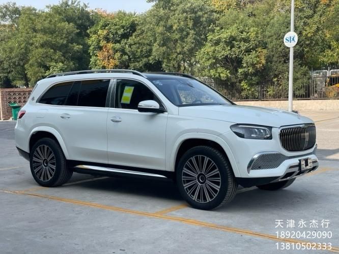 迈巴赫GLS600 颜色:极地白/玛奇朵米红双拼最新报价220万