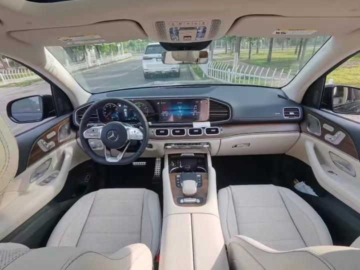 22款奔驰gls580的内饰可选高等真皮以及实木真皮组合,囊括桉木内饰,纵