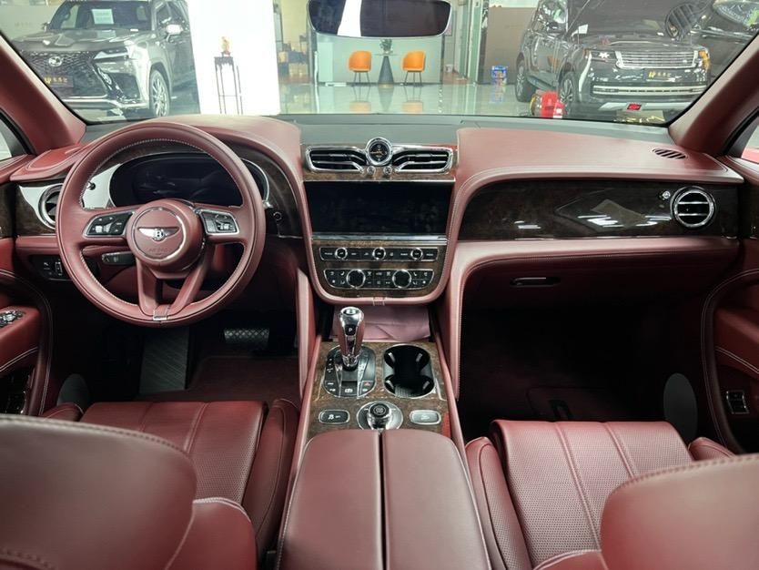 22款宾利添越内饰整体采用真皮进行包裹,并辅以木纹饰板和部分镀铬
