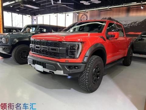 23款福特猛禽f150繼承了前兩代車型充滿力量感的外觀風格,黑色鋼製前