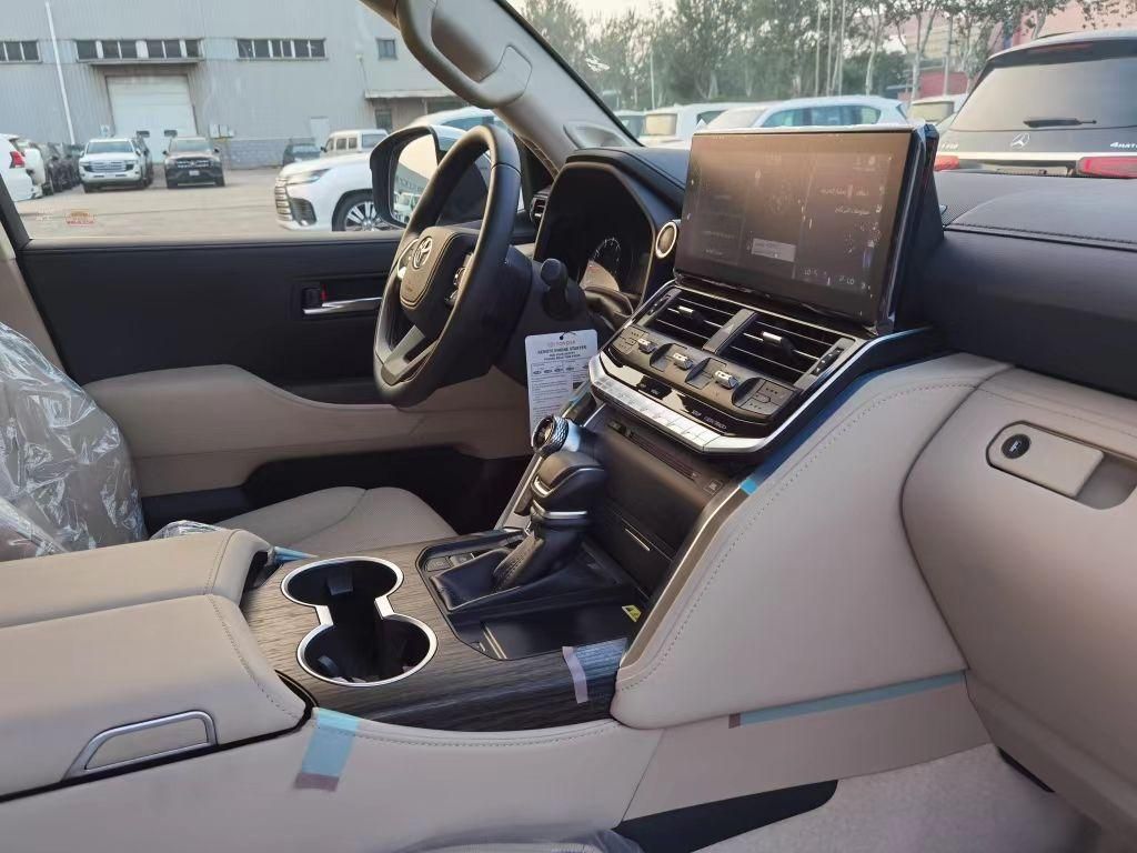 2023款丰田兰德酷路泽4000保留非承载式车身结构,毕竟本质上陆巡仍是