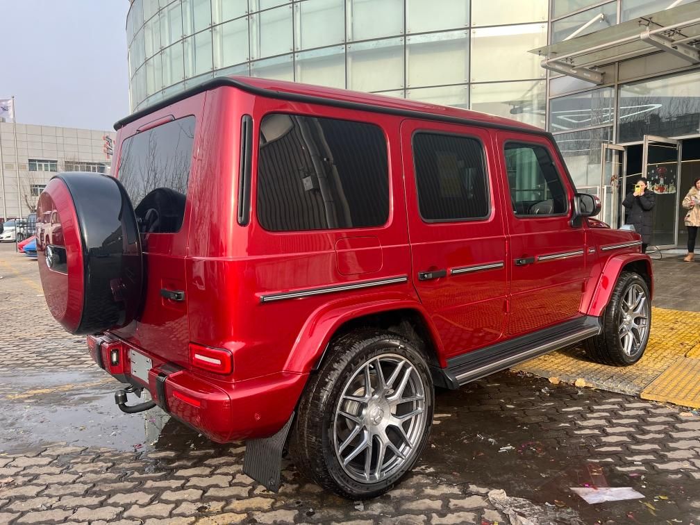 0升直列六缸柴油涡轮增压发动机,最大马力为300p马力,最大扭矩为700扭