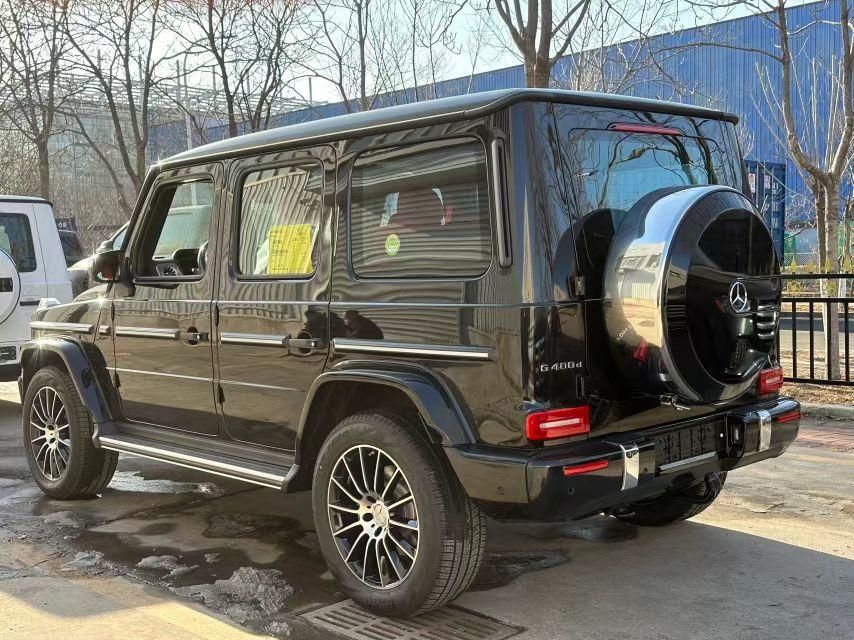 0升直列六缸柴油涡轮增压发动机,最大马力为300p马力,最大扭矩为700扭