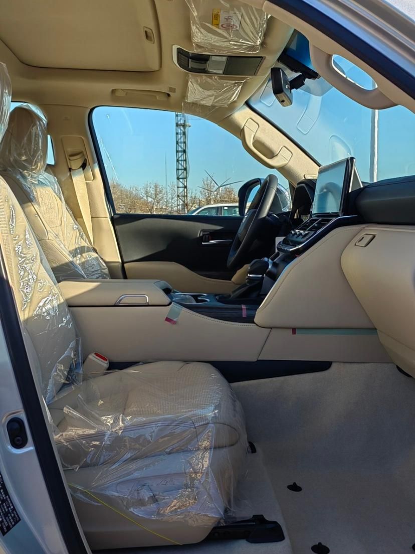 2023款丰田兰德酷路泽4000保留非承载式车身结构,毕竟本质上陆巡仍是