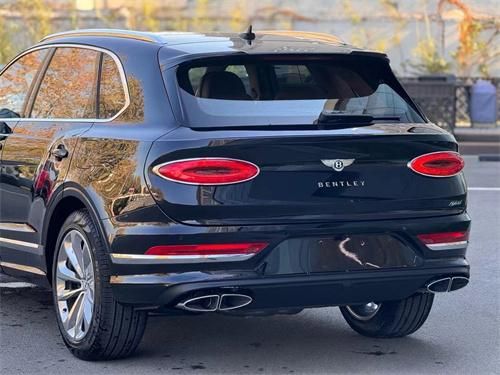 23款宾利添越油混30tv6含税落地价优惠20万