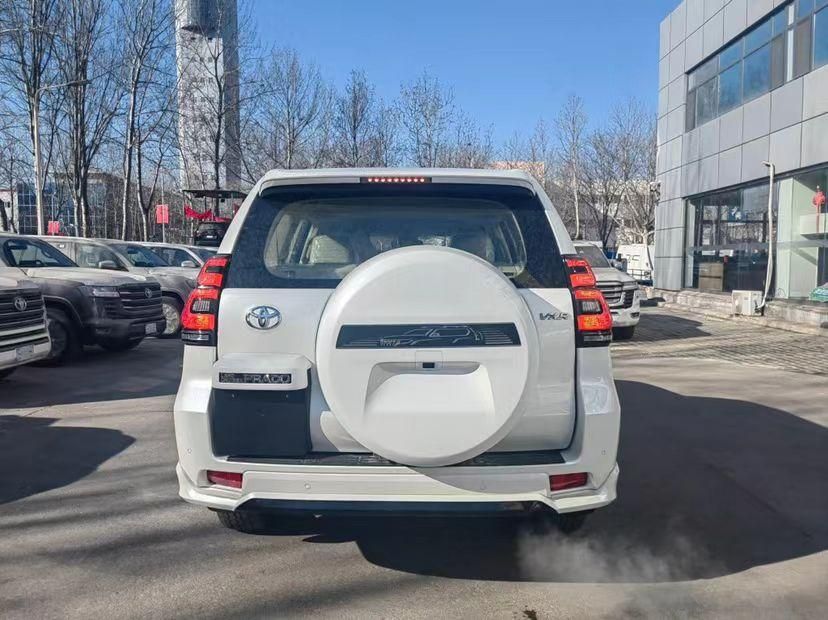 丰田霸道4000是一款强大而霸气的硬派越野suv