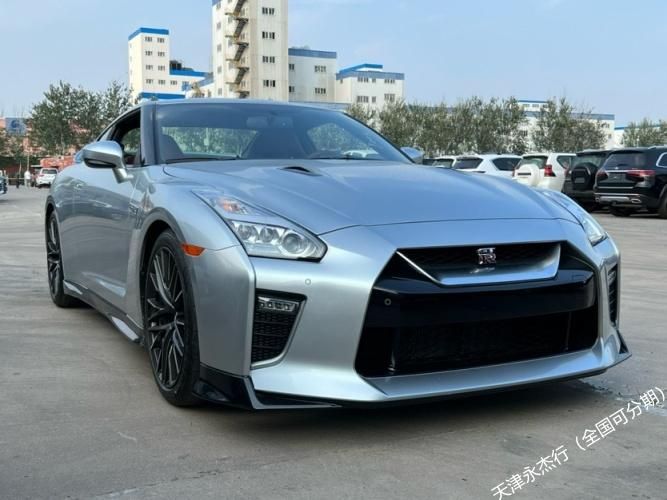 日产GT-R 23款 3.8T Premium高级颜色:超级银/红报价：158万