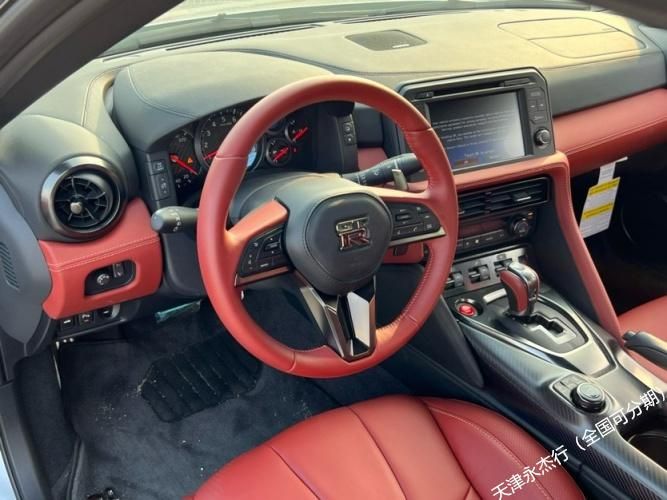 日产GT-R 23款 3.8T Premium高级颜色:超级银/红报价：158万