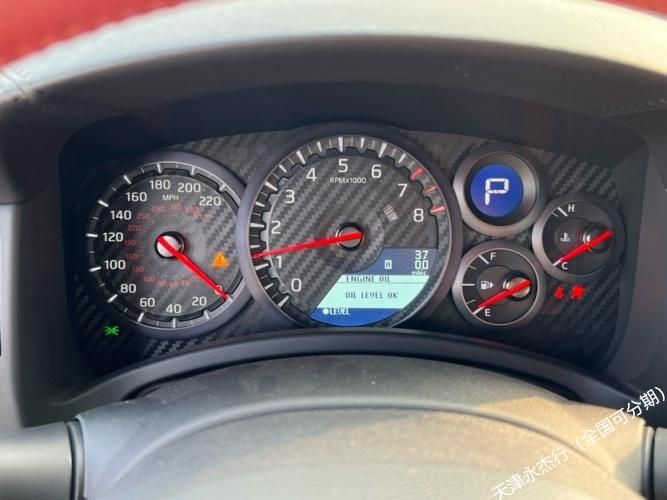 日产GT-R 23款 3.8T Premium高级颜色:超级银/红报价：158万