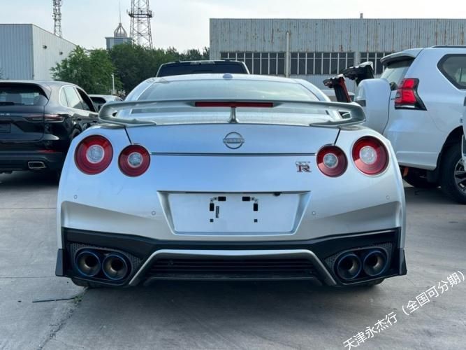 日产GT-R 23款 3.8T Premium高级颜色:超级银/红报价：158万