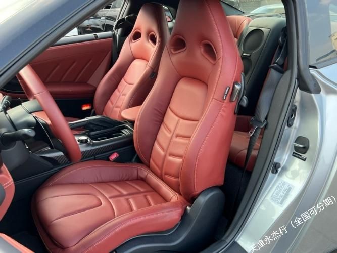 日产GT-R 23款 3.8T Premium高级颜色:超级银/红报价：158万
