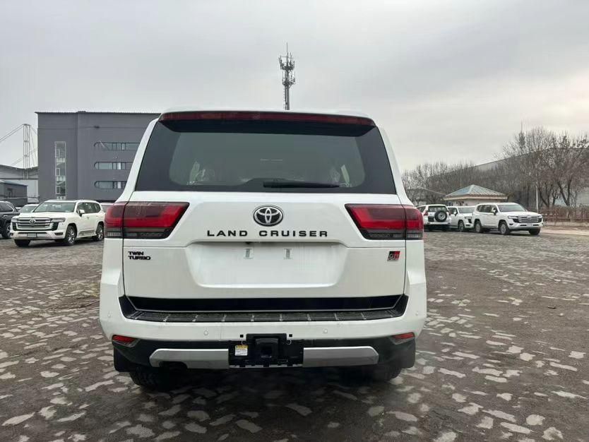 24款丰田酷路泽lc300 gr运动版港口最新报价12?万