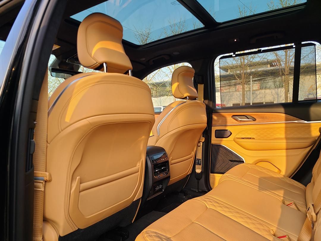 大切诺基巅峰版黑色棕内饰到店售价5499万