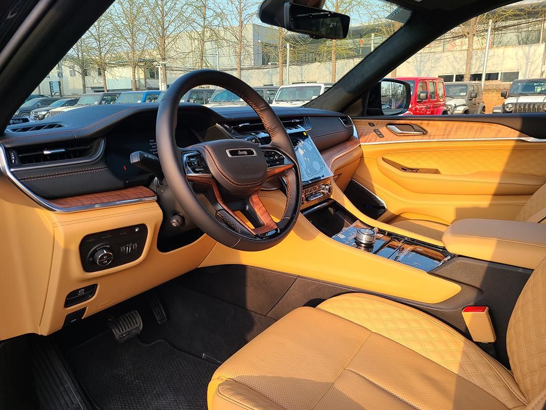 大切诺基巅峰版黑色棕内饰到店售价5499万