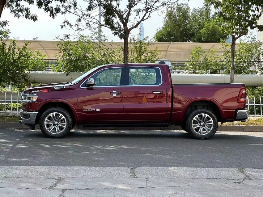 设备,并且配备了一个小型存储工具箱,可见此款车的设置是十分人性化