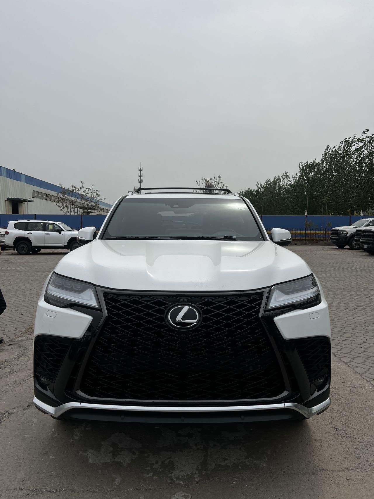 24款雷克萨斯lx600白黑运动版7座平行进口现车售价可分期购车