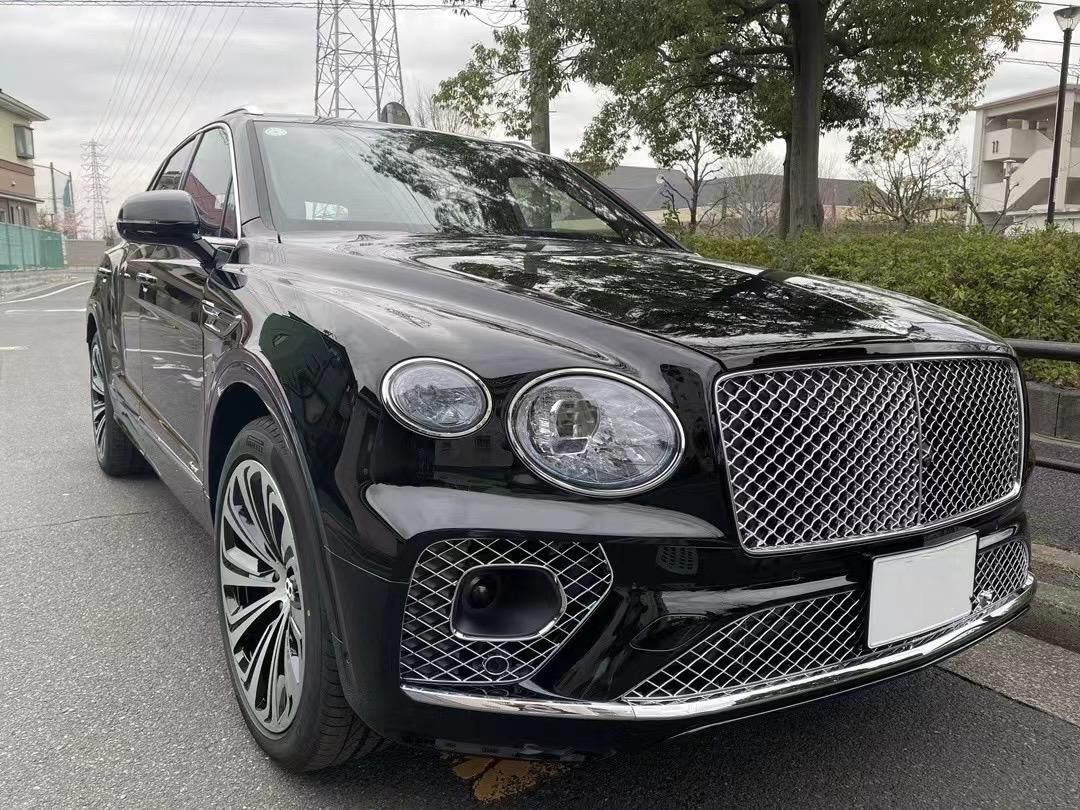 从外观上看,添越phev保留了宾利一贯的豪华气息,前脸采用了独具特色的