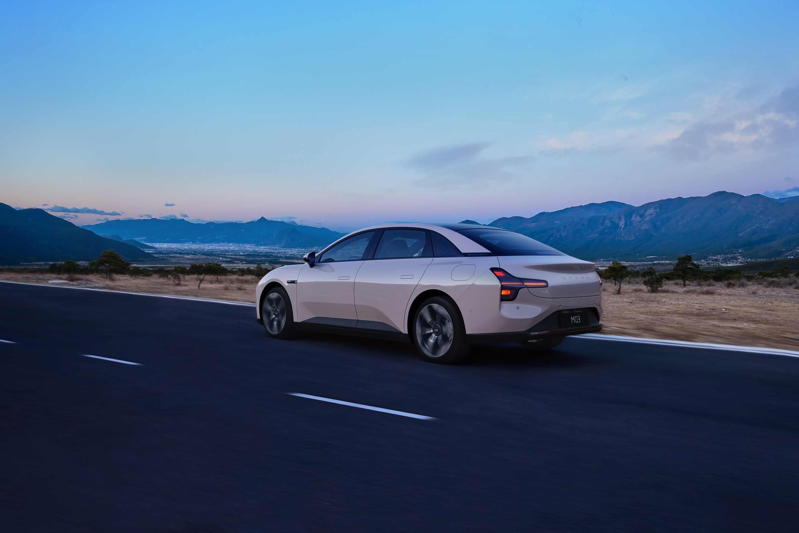 漂亮得不像实力派，小鹏MONA M03开启全球首秀